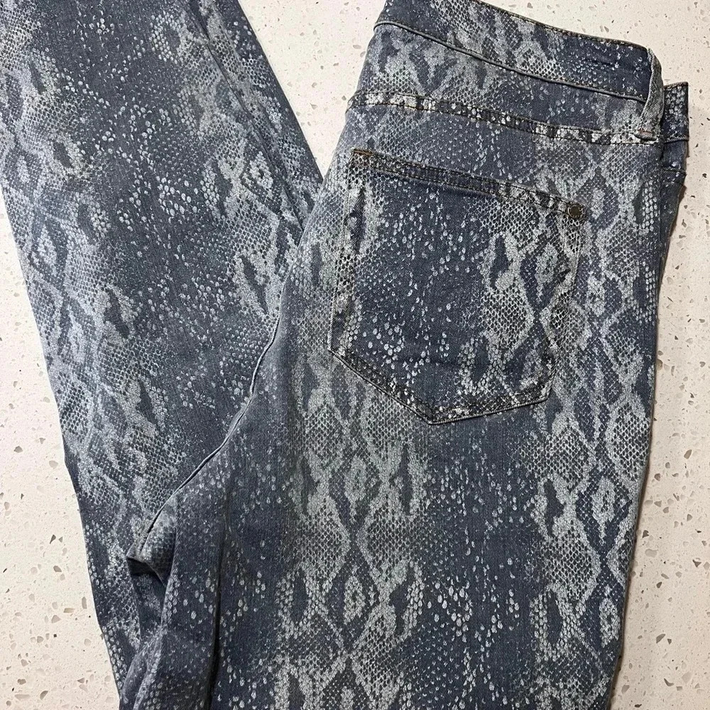 Jennifer Lopez high rise skinny crop snakeskin print denim size 10